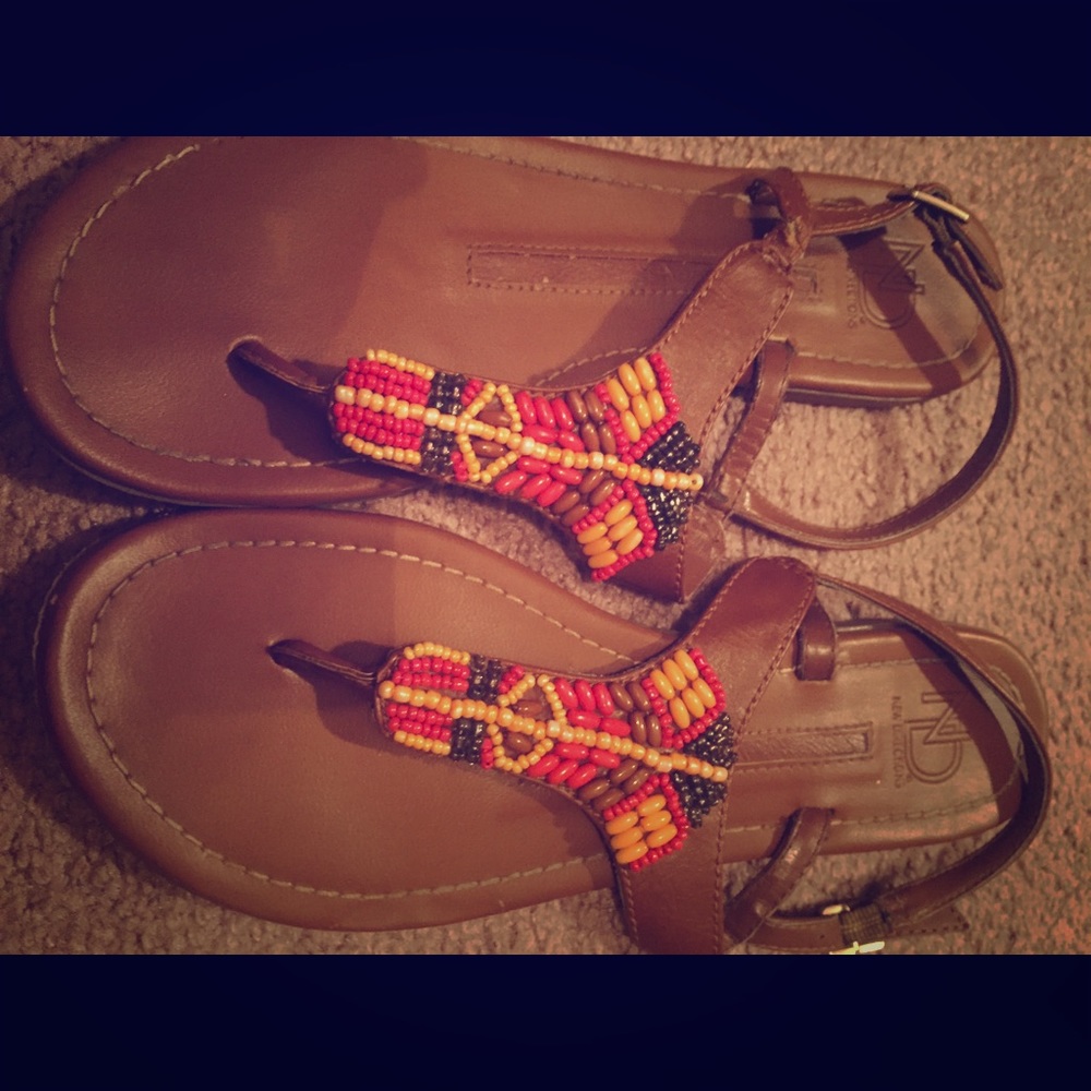 1 pair of sandals